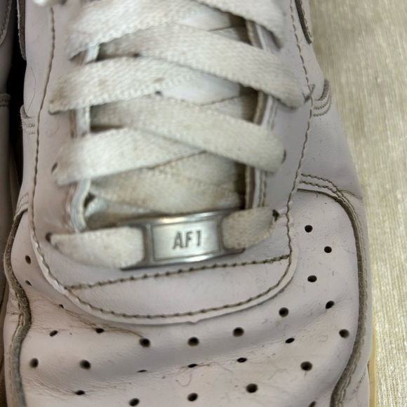 NIKE Sz 10.5 Air Force 1 Leather Low Top Lace Up Rubber Sole Basketball Sneakers - Picture 5 of 12